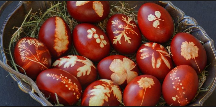 Stari način farbanja jaja: Lukovina je najzdravija i najlepša, nema kupovne boje koja će ih ovako lepo ofarbati!